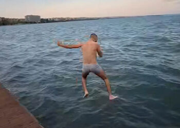 Θεσσαλονίκη: Νεαρός βούτηξε με το εσώρουχό του στον Θερμαϊκό – Βίντεο