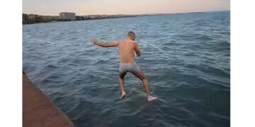 Θεσσαλονίκη: Νεαρός βούτηξε με το εσώρουχό του στον Θερμαϊκό – Βίντεο