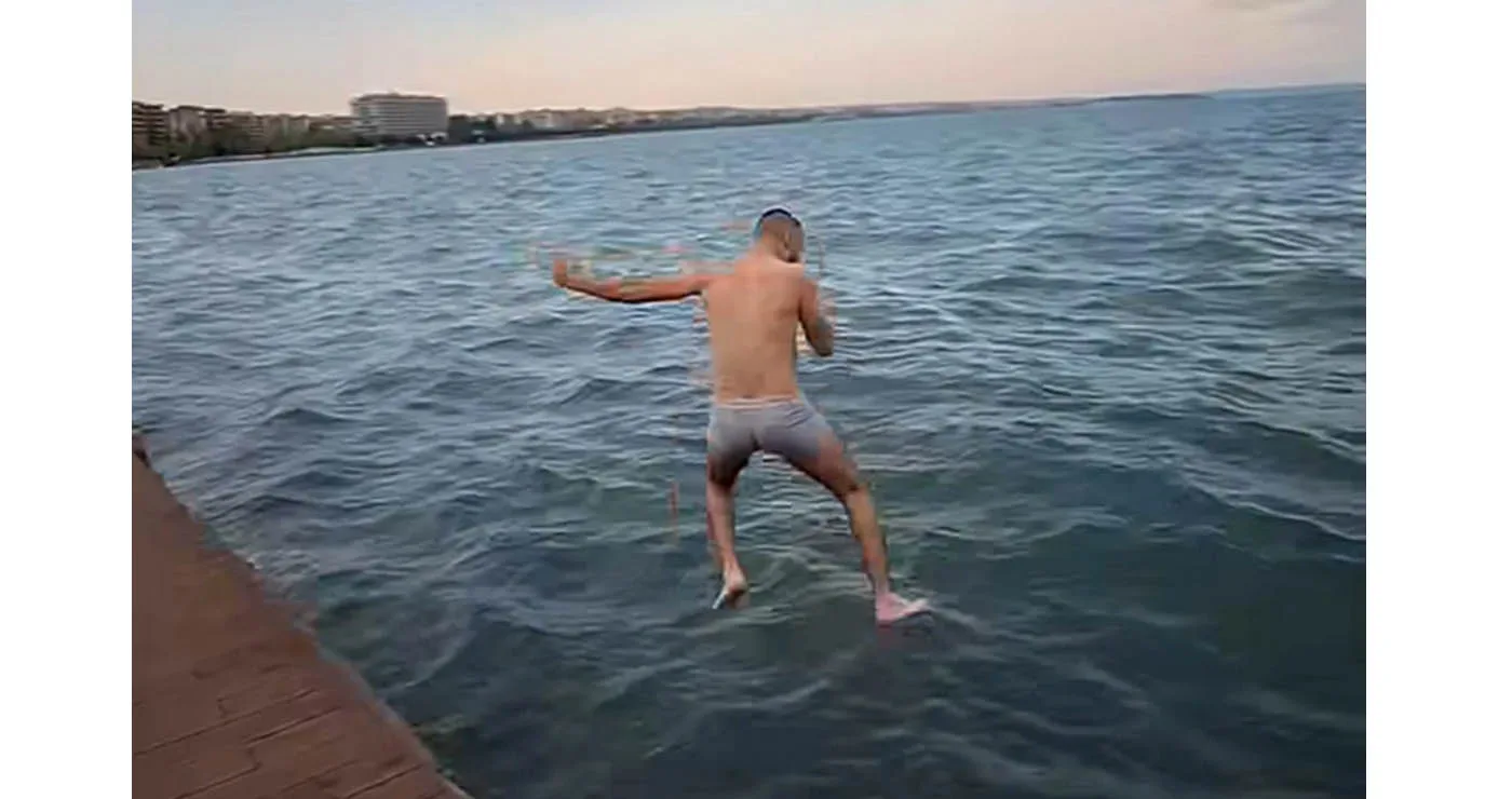 Θεσσαλονίκη: Νεαρός βούτηξε με το εσώρουχό του στον Θερμαϊκό – Βίντεο