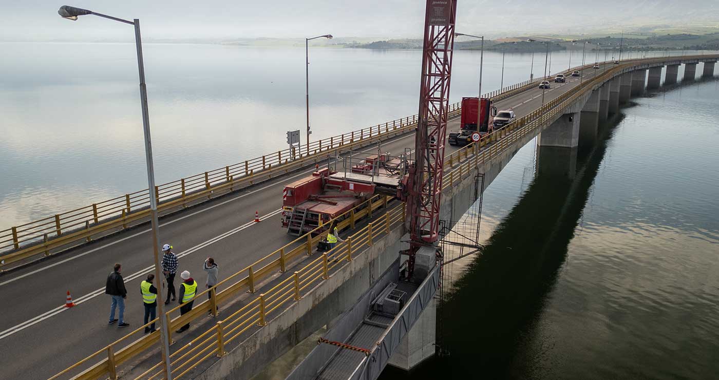Εντυπωσιακές εικόνες από ψηλά: Οι έλεγχοι στην Υψηλή Γέφυρα Σερβίων