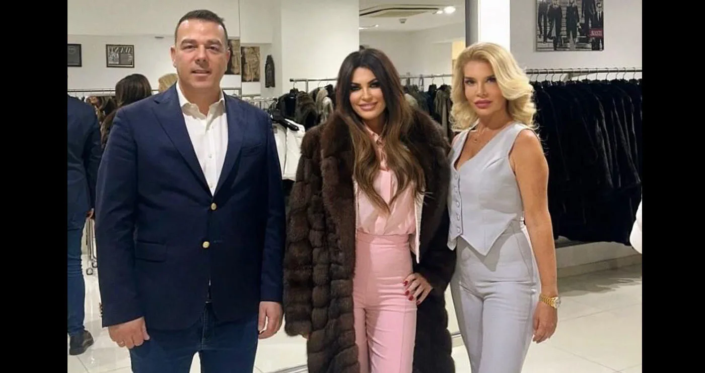 Η Πρέσβειρα των ΗΠΑ στην Ελλάδα, Κίμπερλι Γκίλφοϊλ, με γούνα Καστοριάς (Φωτογραφία)