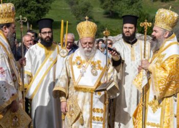 Λαμπρή η Πολυαρχιερατική Θεία Λειτουργία στον Άγιο Αχίλλιο Πρεσπών (Φωτογραφίες)