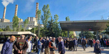 Έσβησαν τα φουγάρα του ΑΗΣ Αγ. Δημητρίου – Διαμαρτυρία εργαζομένων και φορέων στην πύλη του εργοστασίου