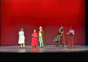 «Η Αλίκη στη χώρα των Άλλων»: Μια θεατρική διαδρομή στη διαφορετικότητα από τις «Μονστέρες» του ΔΗΠΕΘΕ Κοζάνης (Βίντεο)