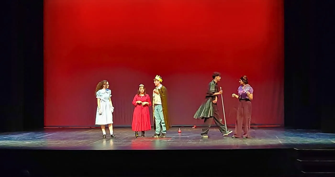 «Η Αλίκη στη χώρα των Άλλων»: Μια θεατρική διαδρομή στη διαφορετικότητα από τις «Μονστέρες» του ΔΗΠΕΘΕ Κοζάνης (Βίντεο)