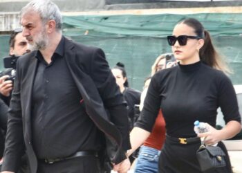 Τραϊανός Δέλλας στο τελευταίο αντίο στη Γωγώ Μαστροκώστα: «Ξεκουράσου αγάπη μου, να είσαι σίγουρη ότι πάλι εσένα θα ερωτευόμουν»