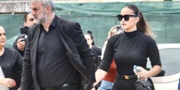 Τραϊανός Δέλλας στο τελευταίο αντίο στη Γωγώ Μαστροκώστα: «Ξεκουράσου αγάπη μου, να είσαι σίγουρη ότι πάλι εσένα θα ερωτευόμουν»