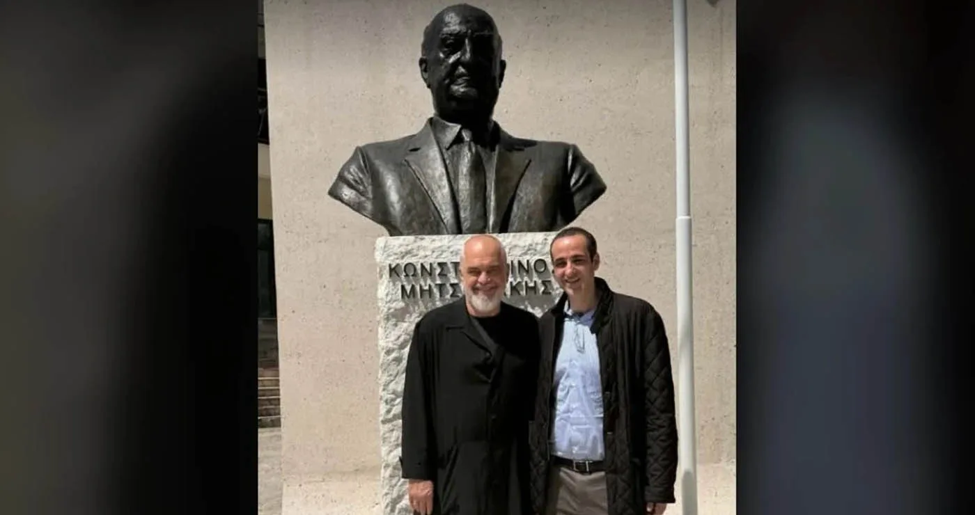 Στη Δερβιτσάνη ο Δημητριάδης: ιδιωτική επίσκεψη ⁠στο άγαλμα του παππού του, συνοδεία του Έντι Ράμα
