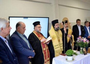 Μετά τον αγιασμό του νέου κτιρίου του Ε.Ε.Ε.Ε.Κ. Άργους Ορεστικού, ο Μητροπολίτης Καστοριάς κ. Καλλίνικος ευλογεί τους παρευρισκόμενους.