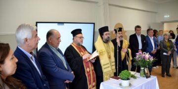 Μετά τον αγιασμό του νέου κτιρίου του Ε.Ε.Ε.Ε.Κ. Άργους Ορεστικού, ο Μητροπολίτης Καστοριάς κ. Καλλίνικος ευλογεί τους παρευρισκόμενους.