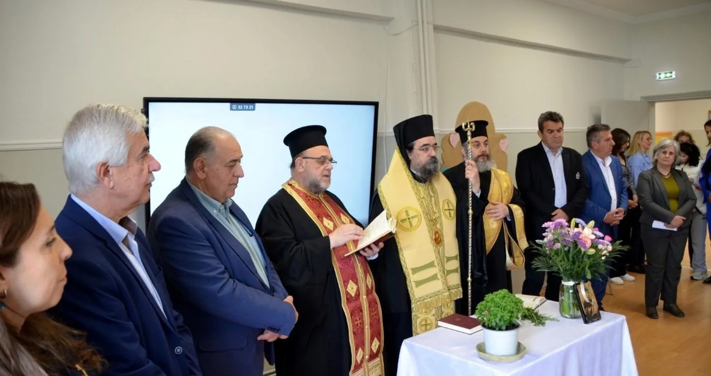 Μετά τον αγιασμό του νέου κτιρίου του Ε.Ε.Ε.Ε.Κ. Άργους Ορεστικού, ο Μητροπολίτης Καστοριάς κ. Καλλίνικος ευλογεί τους παρευρισκόμενους.