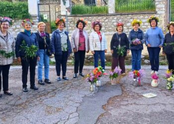 Εράτυρα Βοΐου: Με τραγούδια και λουλούδια υποδέχθηκαν τον Μάη οι γυναίκες του χωριού (Φωτογραφίες & Βίντεο)