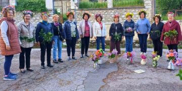 Εράτυρα Βοΐου: Με τραγούδια και λουλούδια υποδέχθηκαν τον Μάη οι γυναίκες του χωριού (Φωτογραφίες & Βίντεο)