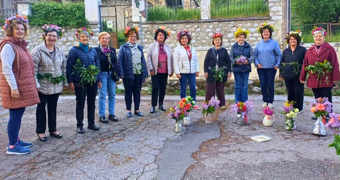 Εράτυρα Βοΐου: Με τραγούδια και λουλούδια υποδέχθηκαν τον Μάη οι γυναίκες του χωριού (Φωτογραφίες & Βίντεο)