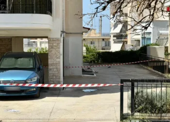 Σοκ στην Αθήνα: Δύο 17χρονες έπεσαν μαζί από τον έκτο όροφο πολυκατοικίας
