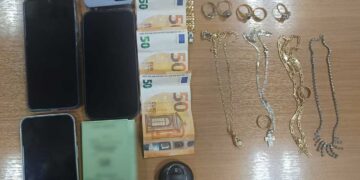 Καστοριά: Δύο συλλήψεις γυναικών για τηλεφωνικές απάτες σε ηλικιωμένους – Απέσπασαν λίρες, χρυσαφικά και μετρητά