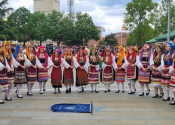 Κοζάνη: 17ο Αντάμωμα «Συνεχιστές Παράδοσης» – Μοναδικό μουσικοχορευτικό υπερθέαμα στην πλατεία Νίκης (Φωτογραφίες & Βίντεο)