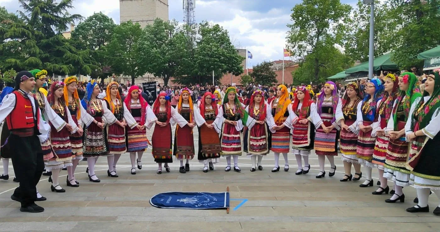 Κοζάνη: 17ο Αντάμωμα «Συνεχιστές Παράδοσης» – Μοναδικό μουσικοχορευτικό υπερθέαμα στην πλατεία Νίκης (Φωτογραφίες & Βίντεο)