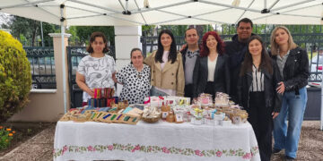 Η αυλή των Μικρασιατών Πτολεμαΐδας γέμισε χαμόγελα για τη Γιορτή της Μητέρας