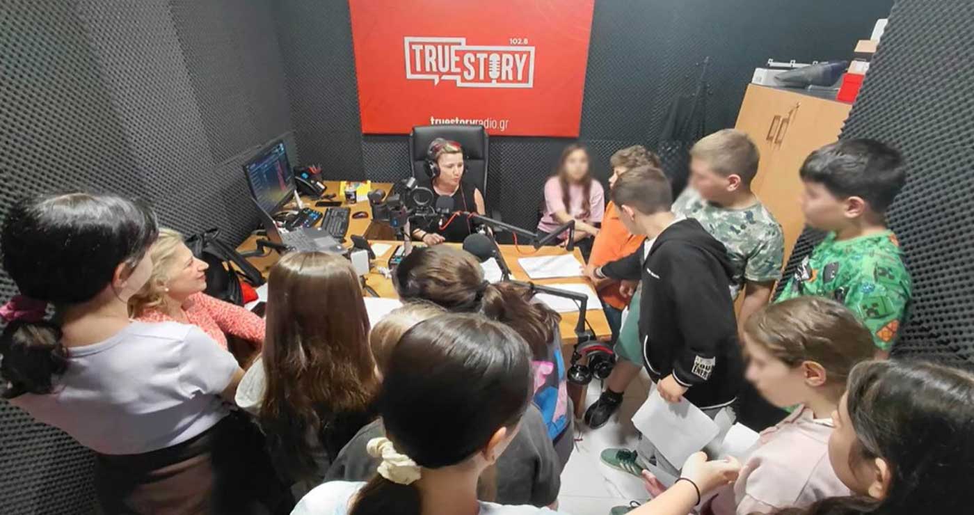Αφιέρωμα στην Γιορτή της Μητέρας και γνωριμία με το ραδιόφωνο για τους μαθητές του 8ου Δημοτικού