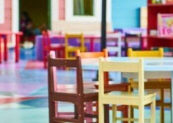 Ένα πολύχρωμο δωμάτιο σε παιδικό σταθμό στη Φλώρινα με μικρά τραπέζια και καρεκλάκια, όπου τα παιδιά μπορούν να παίξουν και να μάθουν στους παιδικοί σταθμοί Φλώρινας.