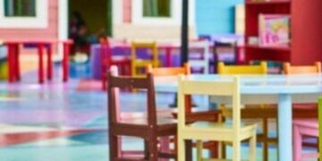 Ένα πολύχρωμο δωμάτιο σε παιδικό σταθμό στη Φλώρινα με μικρά τραπέζια και καρεκλάκια, όπου τα παιδιά μπορούν να παίξουν και να μάθουν στους παιδικοί σταθμοί Φλώρινας.