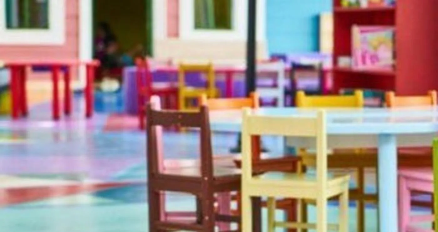 Ένα πολύχρωμο δωμάτιο σε παιδικό σταθμό στη Φλώρινα με μικρά τραπέζια και καρεκλάκια, όπου τα παιδιά μπορούν να παίξουν και να μάθουν στους παιδικοί σταθμοί Φλώρινας.