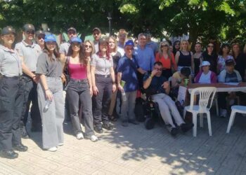 Μια ομάδα ανθρώπων στέκεται για φωτογραφία στην πλατεία Γ. Μόδη στη Φλώρινα, μετά τη δράση λήψης δείγματος μυελού των οστών.