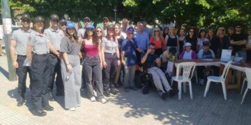 Μια ομάδα ανθρώπων στέκεται για φωτογραφία στην πλατεία Γ. Μόδη στη Φλώρινα, μετά τη δράση λήψης δείγματος μυελού των οστών.