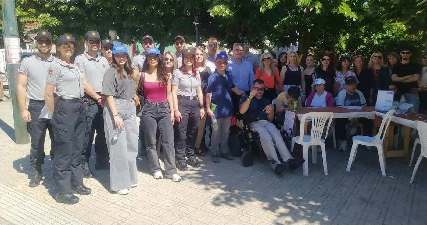 Μια ομάδα ανθρώπων στέκεται για φωτογραφία στην πλατεία Γ. Μόδη στη Φλώρινα, μετά τη δράση λήψης δείγματος μυελού των οστών.