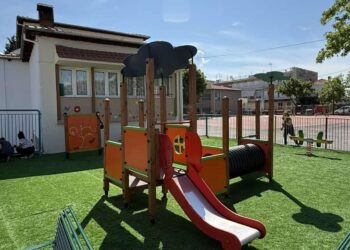 Η ανανεωμένη παιδική χαρά του Νηπιαγωγείου Νεάπολης, με σύγχρονα όργανα και ένα πράσινο χαλί, προσφέρει έναν ασφαλή χώρο παιχνιδιού για τα παιδιά του δήμου Βοΐου.