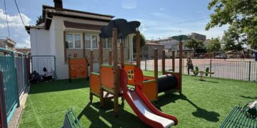 Η ανανεωμένη παιδική χαρά του Νηπιαγωγείου Νεάπολης, με σύγχρονα όργανα και ένα πράσινο χαλί, προσφέρει έναν ασφαλή χώρο παιχνιδιού για τα παιδιά του δήμου Βοΐου.