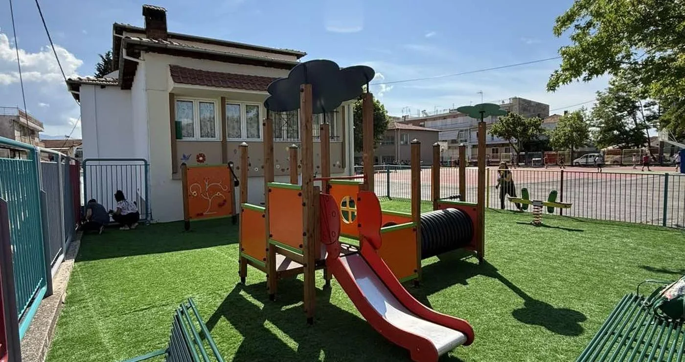 Η ανανεωμένη παιδική χαρά του Νηπιαγωγείου Νεάπολης, με σύγχρονα όργανα και ένα πράσινο χαλί, προσφέρει έναν ασφαλή χώρο παιχνιδιού για τα παιδιά του δήμου Βοΐου.
