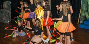 Μια ομάδα παιδιών ηθοποιών του Θεατρικού Εργαστηρίου του Δήμου Βοΐου παρουσιάζουν τους Μύθους του Αισώπου στη σκηνή του Βουδούρειου Πολιτιστικού Κέντρου στη Σιάτιστα.