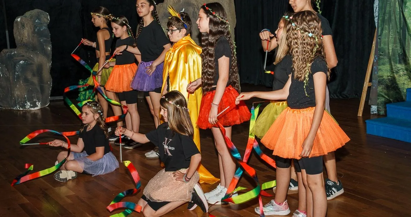 Μια ομάδα παιδιών ηθοποιών του Θεατρικού Εργαστηρίου του Δήμου Βοΐου παρουσιάζουν τους Μύθους του Αισώπου στη σκηνή του Βουδούρειου Πολιτιστικού Κέντρου στη Σιάτιστα.