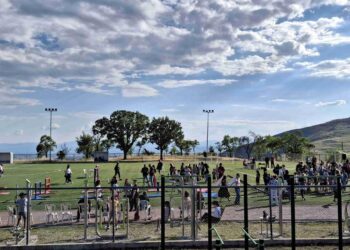 Παιδιά και γονείς διασκεδάζουν στο Welcome Summer Fest του Δήμου Βοΐου, σε ένα γήπεδο με φουσκωτά παιχνίδια και δραστηριότητες κάτω από έναν συννεφιασμένο ουρανό.