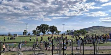 Παιδιά και γονείς διασκεδάζουν στο Welcome Summer Fest του Δήμου Βοΐου, σε ένα γήπεδο με φουσκωτά παιχνίδια και δραστηριότητες κάτω από έναν συννεφιασμένο ουρανό.