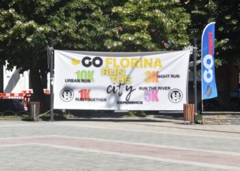 Ένα μεγάλο πανό με το λογότυπο του Go Florina – Run The City Experience στέκεται στην πλατεία της Φλώρινας, έτοιμο για τους δρομικούς αγώνες.