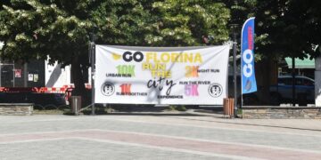 Ένα μεγάλο πανό με το λογότυπο του Go Florina – Run The City Experience στέκεται στην πλατεία της Φλώρινας, έτοιμο για τους δρομικούς αγώνες.