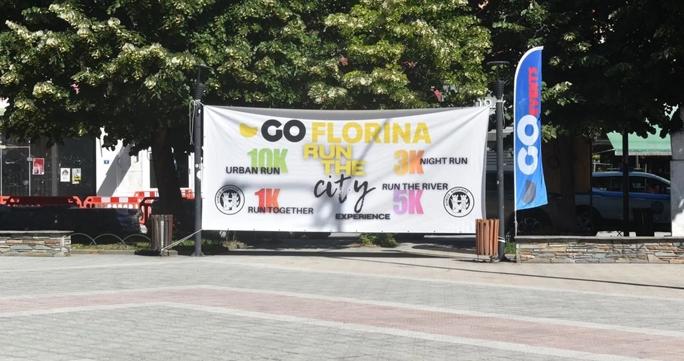 Ένα μεγάλο πανό με το λογότυπο του Go Florina – Run The City Experience στέκεται στην πλατεία της Φλώρινας, έτοιμο για τους δρομικούς αγώνες.