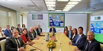 Η HELLENiQ ENERGY επεκτείνει τη στρατηγική συνεργασία της με τη Chevron και στο “Block 10”