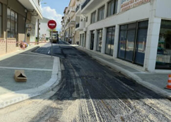 Πτολεμαΐδα: Επανεκκίνησε η μεγάλη εργολαβία ασφαλτοστρώσεων – Σε εξέλιξη οι εργασίες στην οδό Μητροπολίτου Ιωακείμ (ρεπορτάζ της Κούλας Πουλασιχίδου)