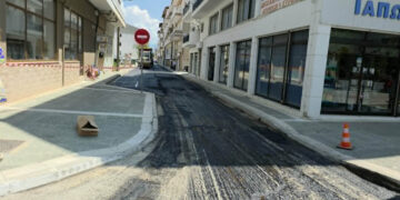 Πτολεμαΐδα: Επανεκκίνησε η μεγάλη εργολαβία ασφαλτοστρώσεων – Σε εξέλιξη οι εργασίες στην οδό Μητροπολίτου Ιωακείμ (ρεπορτάζ της Κούλας Πουλασιχίδου)