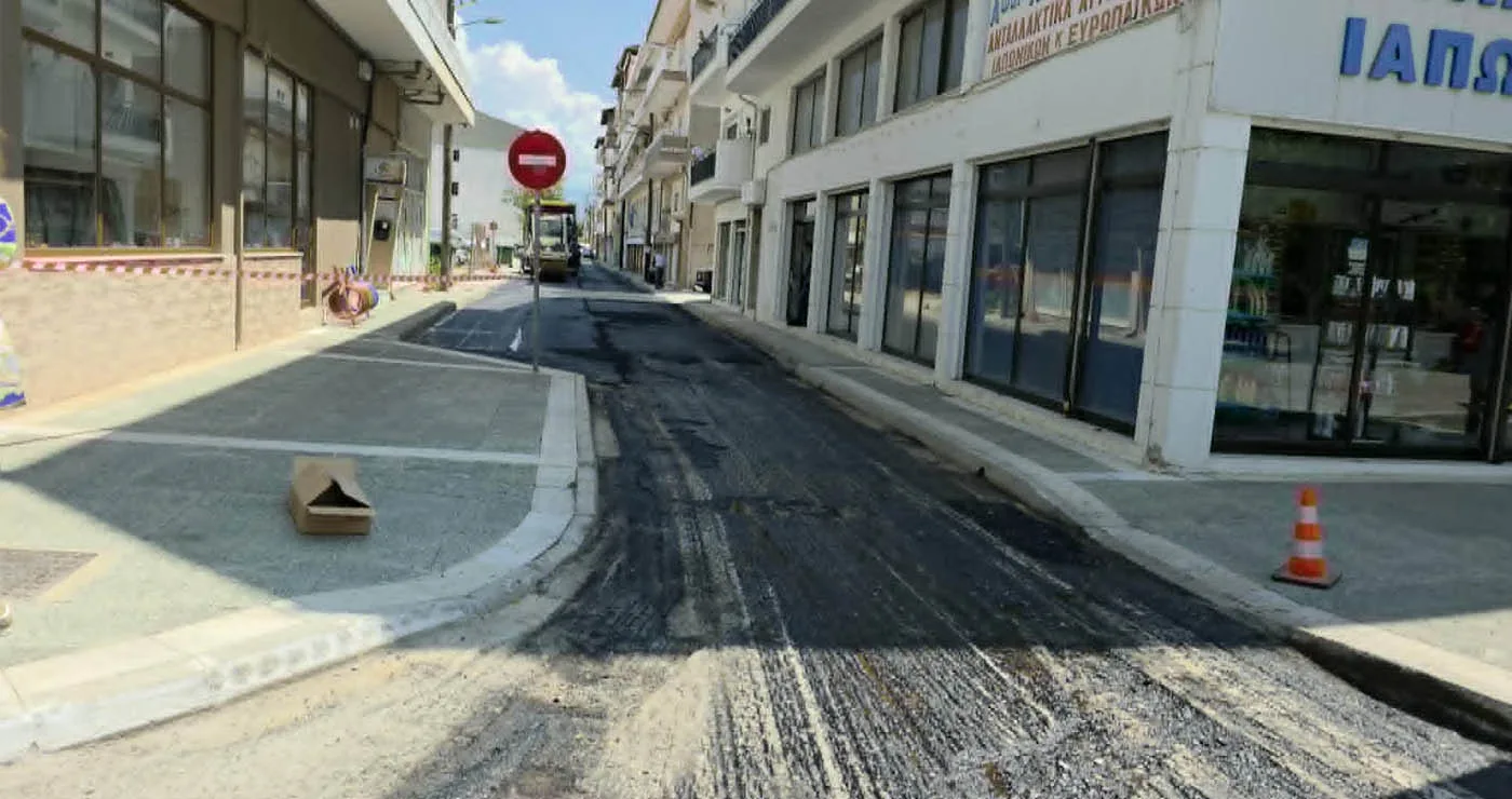 Πτολεμαΐδα: Επανεκκίνησε η μεγάλη εργολαβία ασφαλτοστρώσεων – Σε εξέλιξη οι εργασίες στην οδό Μητροπολίτου Ιωακείμ (ρεπορτάζ της Κούλας Πουλασιχίδου)