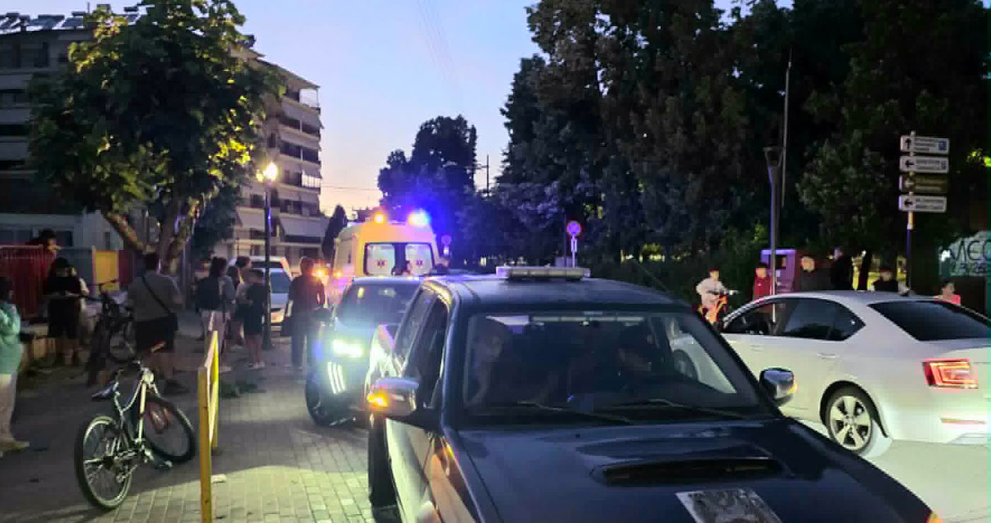 Μικρή αναστάτωση στο μεγάλο Πάρκο επί της Οδού Νοσοκομείου , όταν νεαρός μαθητής έπεσε από το ποδήλατο – Στο σημείο έσπευσαν Δημοτική Αστυνομία και ΕΚΑΒ . (ρεπορτάζ της Κούλας Πουλασιχίδου)