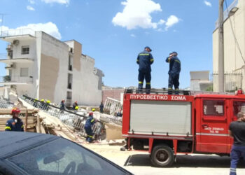 Κατέρρευσε πολυκατοικία στα Πετράλωνα -Αναφορές για εγκλωβισμένους (Βίντεο)