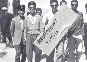 Ομάδα μαθητών της Ζ τάξης του 8τάξιου Γυμνασίου Πτολεμαΐδας το 1956 – Από τη στήλη του Γ. Καζαντζή στον ΠΑΛΜΟ