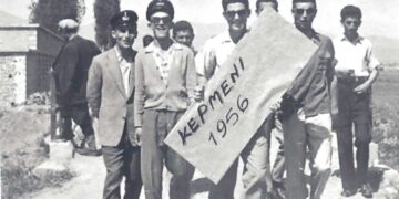 Ομάδα μαθητών της Ζ τάξης του 8τάξιου Γυμνασίου Πτολεμαΐδας το 1956 – Από τη στήλη του Γ. Καζαντζή στον ΠΑΛΜΟ