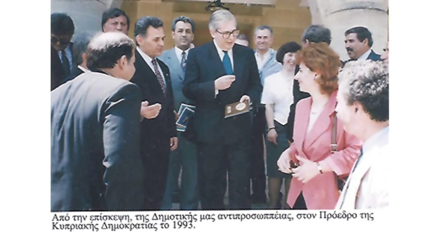 Από την επίσκεψη της Δημοτικής αντιπροσωπείας στην αδελφή πύλη Έγκωμη Κύπρου το 1993 – Από τη στήλη του Γ. Καζαντζή στον ΠΑΛΜΟ