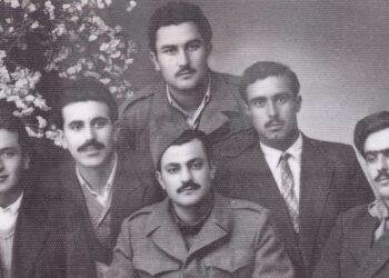 Μια υπέροχη, φιλική —συγγενική, παρέα του παρελθόντος, σε αναμνηστική φώτο το 1955 ή κάπου εκεί – Από τη στήλη του Γ. Καζαντζή στον ΠΑΛΜΟ